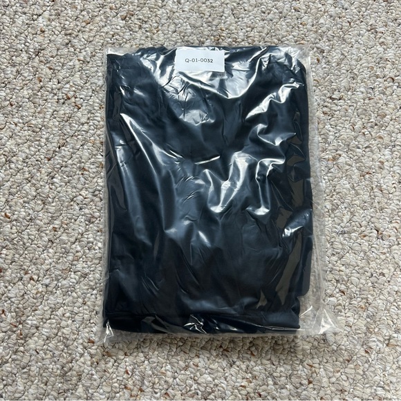 Banana Republic Black Short Sleeve Cross Front Cap Sleeve Blouse Womens Size S - Picture 9 of 9